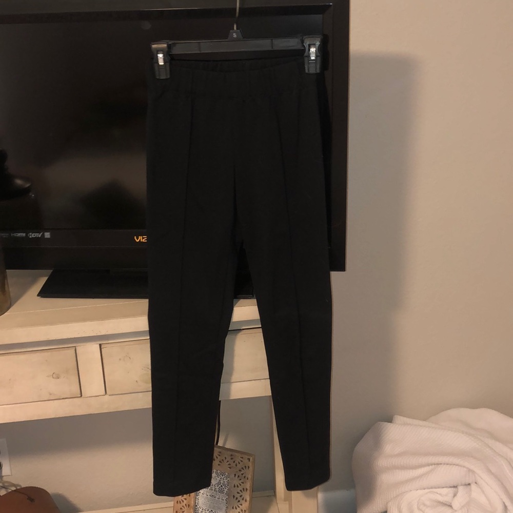 BCBG MaxAzria cropped legging with pleat
